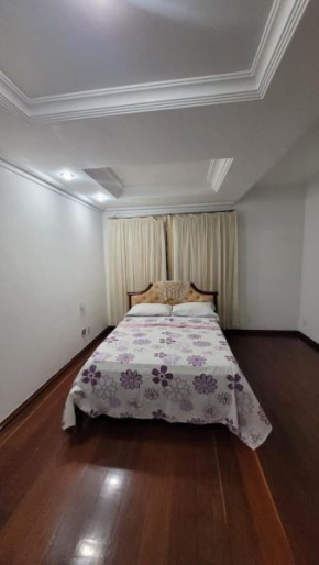 Cantinho do SOSSEGO, a 2 km da praia de Itapuã, no centro da cidade, wifi, ideal para CASAL